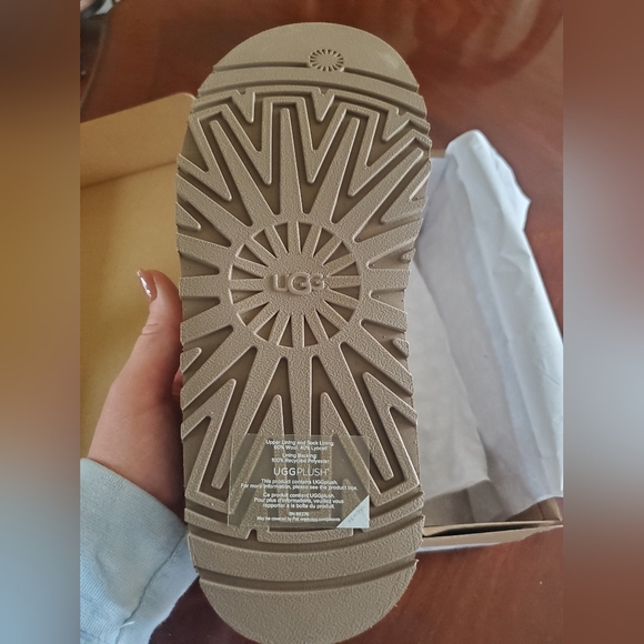 π²π UGG Tazz Slippers Woman's size 9 w/ Stanley Mistletoe Twist Quencher! π²π - Picture 6 of 12